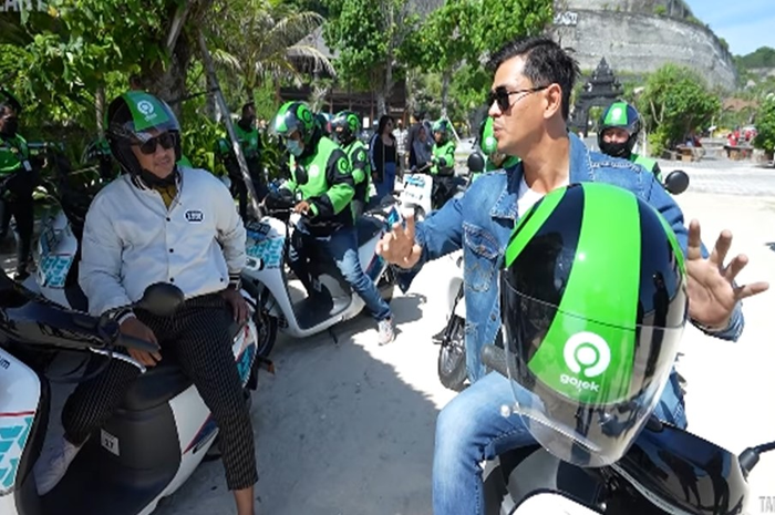 Andre Taulany (kiri) dan Surya Insomnia (kanan) saat menjajal motor listrik Electrum.