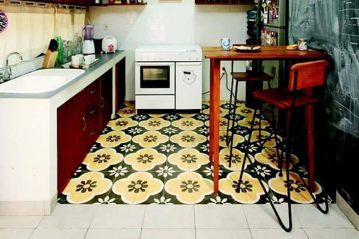 Foto desain dapur tampak semakin klasik karena lantainya dilapisi material ini. Mertua pemilik rumah mungil sampai melogo. 
