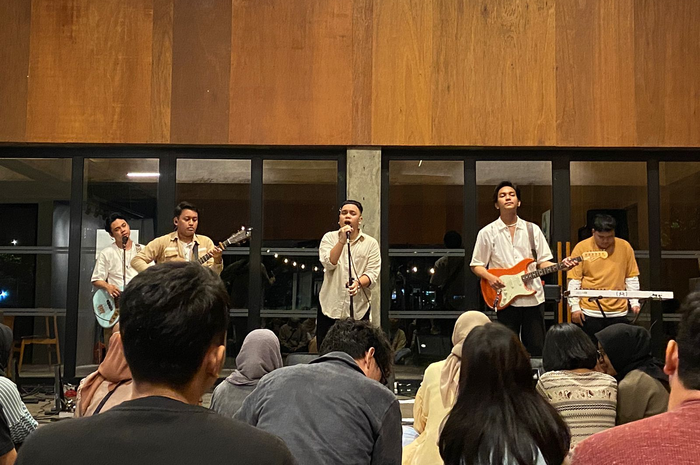 Daun Jatuh gelar showcase pertamanya yang bertajuk Seroja Berkelana di Little Talk Coffee, Kota Bekasi, Jumat (18/11/2022).