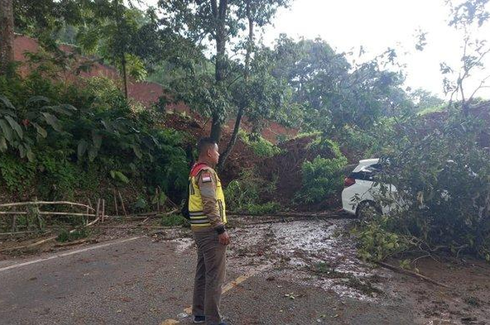 Jalan Cipanas-Puncak-Cianjur kena dampak gempa, bikers cari jalan alternatif lain.
