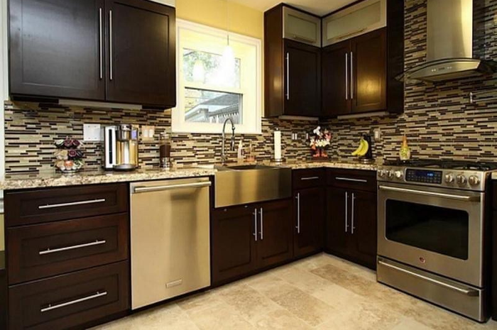 Desain lemari dapur sengaja dibuat dengan model begini agar tanpak lebih lapang. Foto hasilnya menjadi inspirasi.