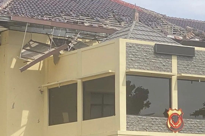 Inilah 10 foto kondisi terkini warga yang terdampak gempa Cianjur. Atap kantor Polres Cianjur sampai bikin syok.