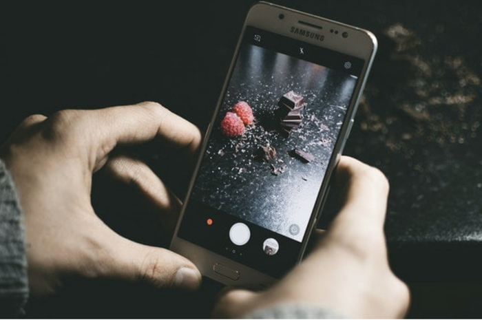 9 cara foto aesthetic dengan kamera HP. Kita bisa langsung praktek sendiri di mana pun berada. 