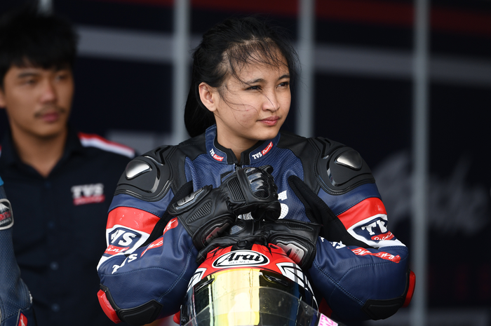 Wiwi Mungil, pembalap perempuan yang besar di kancah Drag Bike, mencoba balap sport pakai TVS Apache RR310 di sirkuit Buriram. 