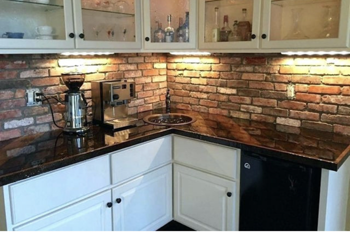 Agar foto dapur kecil terlihat semakin segar, backsplash diberi sentuhan kreatif seperti begini. Tertarik mencoba?
