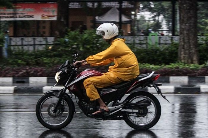 Ilustasi naik motor saat hujan, cek prakiraan cuaca BMKG untuk Jabodetabek hari ini, Rabu (23/11/2022).
