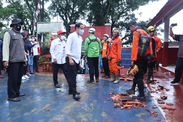 Mendikbud, Nadiem Anwar Makarim sedang meninjau lokasi gempa di Kabupaten Cianjur, Jawa Barat.