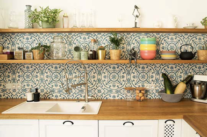 Dapur mungil tampak unik setelah dipasangi rak piring model begini. Pemilik rumah nggak menyangka lihat foto hasilnya.
