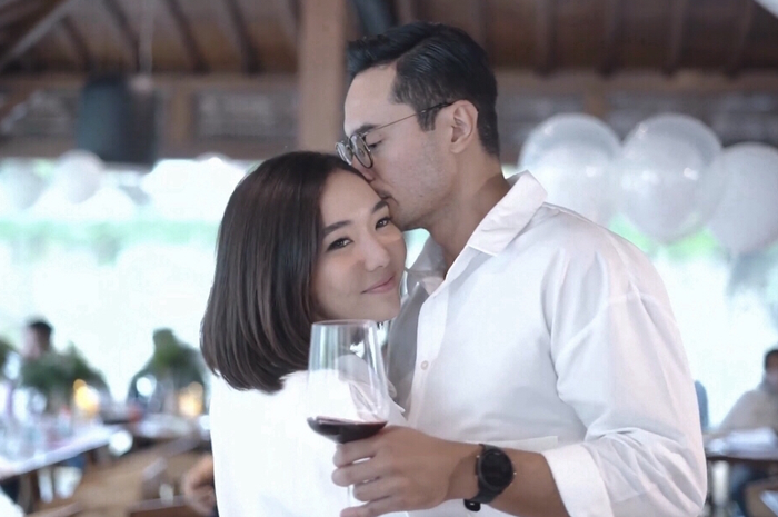 Saat punggung ibunda Gempi terekspos, garis hitam sempat dikira kotoran yang menempel. Foto Gisel bareng kekasih dikomentari Jedar.
