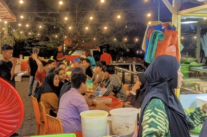Saatnya mencicipi 7 tempat wisata kuliner di Pekanbaru Riau yang jadi surga jajanan malam. Foto menunya menggoda selera.