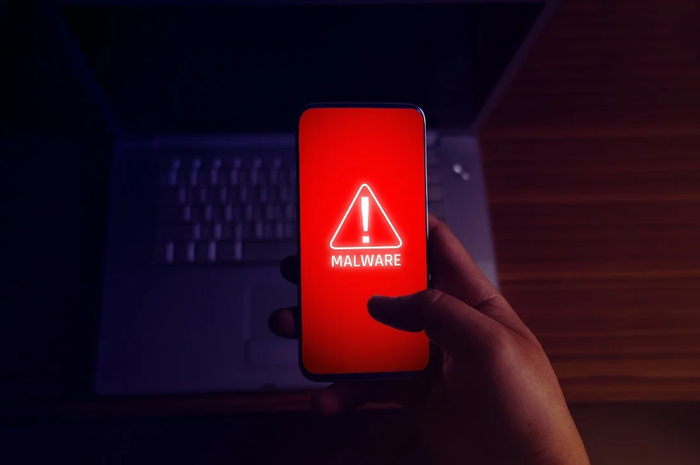 Illustrasi HP yang telah disusupi aplikasi penipuan online