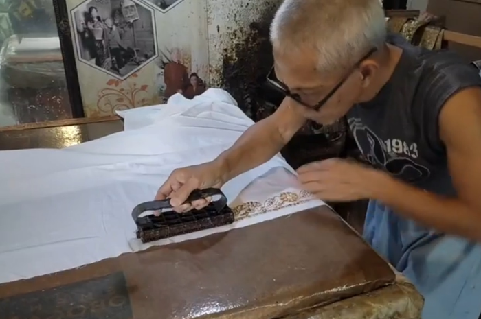 Selain bisa belanja sambil melihat langsung proses pembuatan batik, beginilah nuansa homey Toko Batik Cempak di Kampung Batik Laweyan.