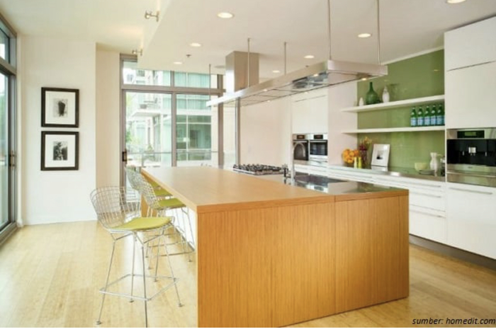 Desain dapur modern diberi backsplash dengan model tak biasa hingga tampil begitu cantik. Foto aplikasinya sampai dibahas.
