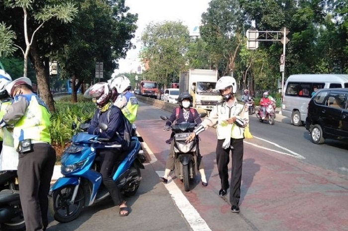 Ilustrasi tilang Operasi Lilin. Ingat polisi akan gelar Operasi Lilin 2022 jelang libur nataru.