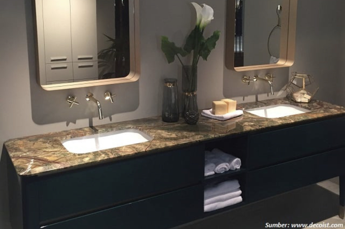 Pemilik rumah tak perlu repot mendesain ulang kamar mandi. 5 trik unik menyimpan handuk bikin foto tampilannya berubah total.