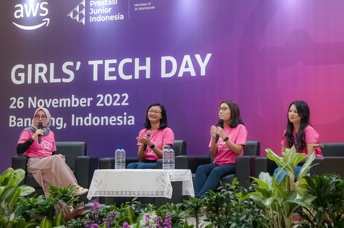 AWS Girl's Tech Day yang digelar untuk kurangi kesenjangan minat pekerjaan teknologi antara wanita dan laki-laki.