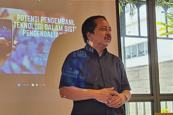  Direktur Utama Smartfren Telecom, Merza Fachys, menjawab isu penggunaan e-SIM Smartfren untuk akali IMEI iPhone terblokir, Selasa (29/11).