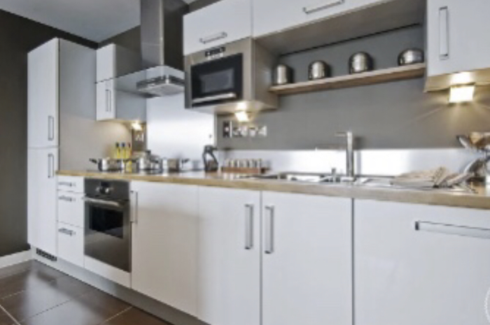 Desain dapur unik ini mampu mengubah area masak menjadi tampak lebih modern. Pantas foto hasilnya langsung ditiru.