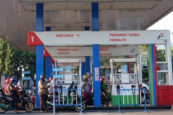 Foto ilustrasi SPBU Pertamina, Update harga BBM Pertamax Turbo naik per 1 Desember 2022, Shell V-Power Nitro+ ikutan?