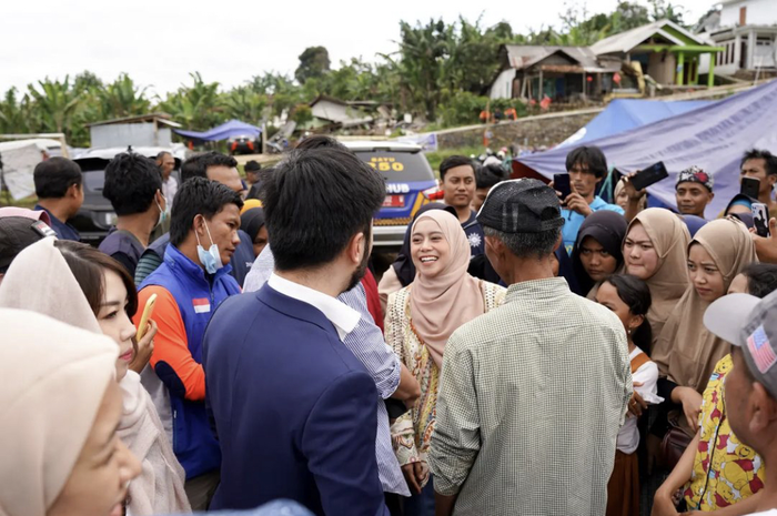 Senyum Lesti Kejora merekah di lokasi gempa Cianjur saat ditemani sahabat Raffi Ahmad. Foto Rizky Billar disorot.