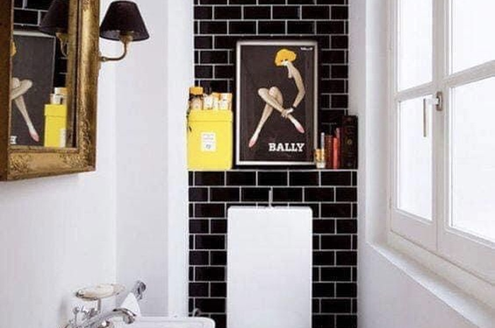 Lihatlah foto kamar mandi mungil ini. Cantik nian interiornya. Kamar mandi tampak lapang berkat 7 trik mujarab ini. 