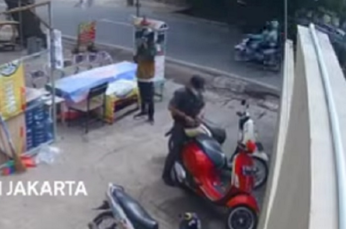 Maling gasak Vespa matic milik mahasiswa Mercu Buana pada Rabu (30/11/2022).
