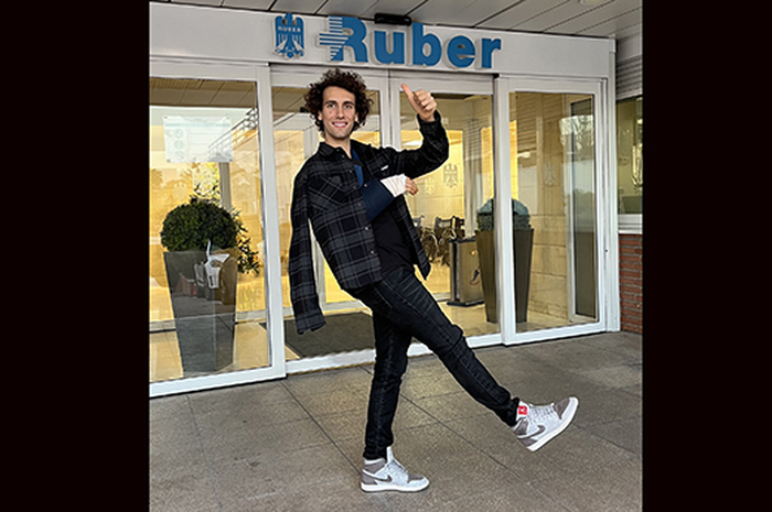 Alex Rins selesai operasi ringan di tangan kanannya pose aksi di depan koridor RS Ruber Madrid di mana dirinya dioperasi