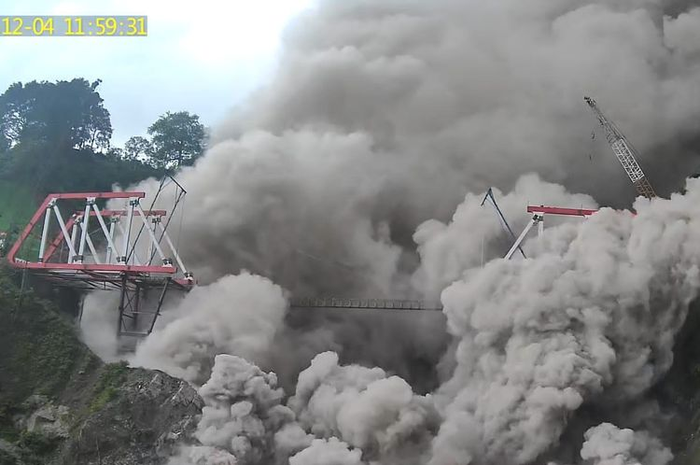 Awas awan panas Gunung Semeru telah mencapai 19 kilometer hingga menghantam jembatan 