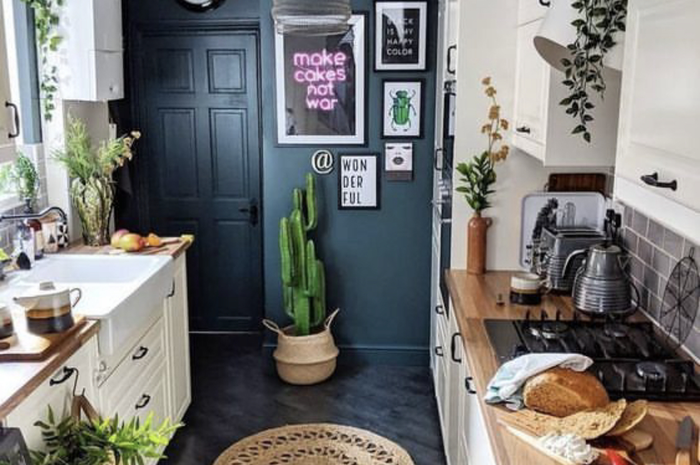 Pemilik rumah bosan melihat foto desain dapur mungil tampil monoton. Gaya eklektik menjadi pilihan unik di rumah minimalis.