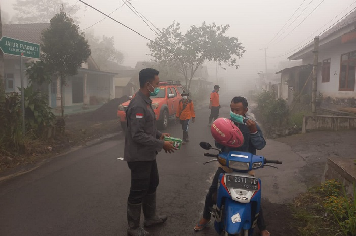 Ilustrasi berkendara motor saat hujan abu vulkanik akibat awan panas guguran (APG) dari erupsi Gunung Semeru di Lumajang, Jawa Timur, Minggu (4/12/2022).