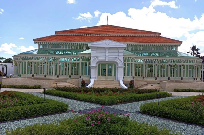 Simak ulasan 15 tempat wisata di Solo yang wajib dikunjungi karena menyediakan banyak spot foto aesthetic.
