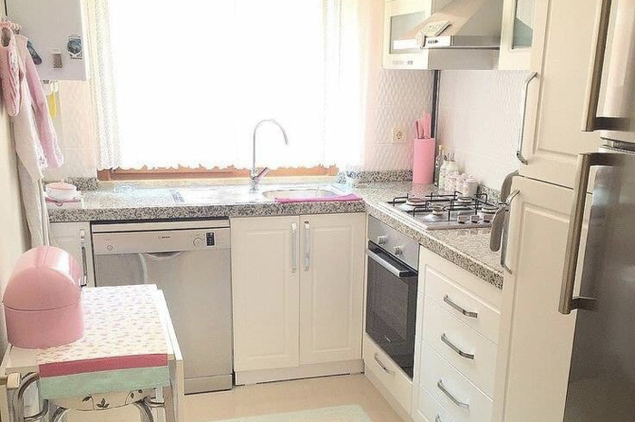 Pemilik rumah mungil bisa mengatur area masak dengan 5 trik simpel ini supaya foto desain dapur kecil terlihat luas.