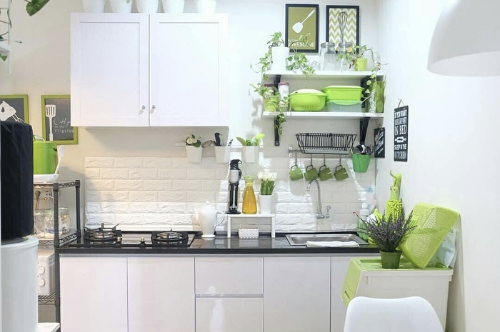 Inilah 5 tanaman yang sengaja dipilih agar aura area masak tak lagi sumpek. Tengok yuk foto dapur sempit ini. 