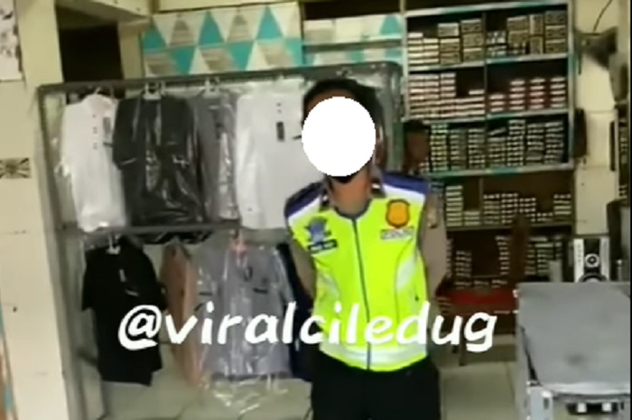 Polisi lakukan tilang manual pemotor di dalam toko di Ciledug.