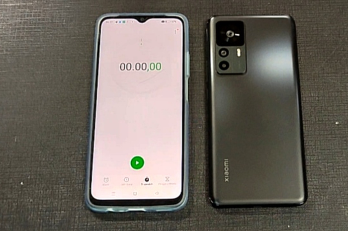 Uji coba isi baterai Xiaomi 12T 5G menggunakan 120W HyperCharge yang diklaim perusahaan dapat terisi penuh hanya dalam durasi 21 menit.
