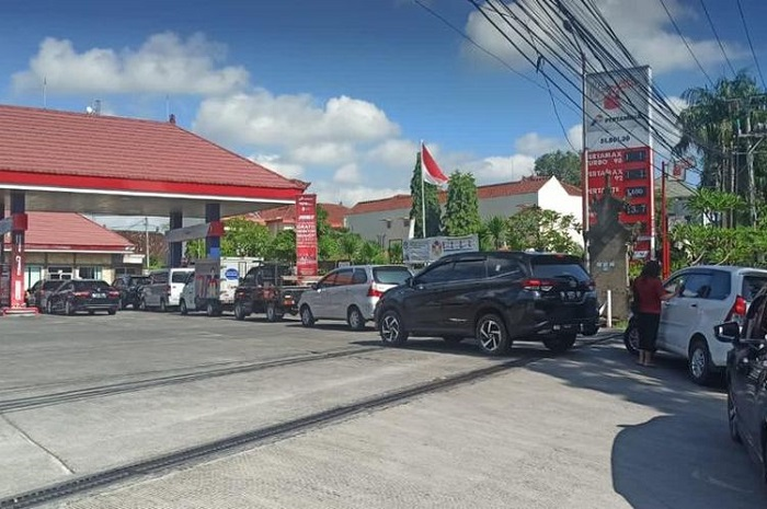 Foto ilustrasi antrean. Pertalite langka di SPBU Denpasar dan Gianyar, Pertamina bilang begini.