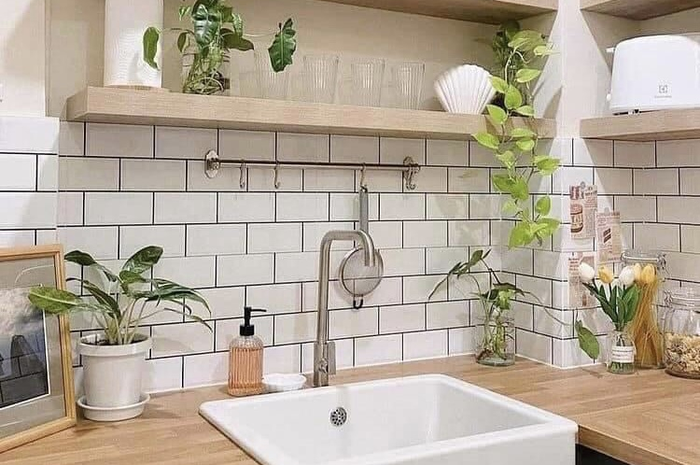 Desain dapur sederhana sengaja diberi sentuhan tak biasa. Foto interiornya bikin bangga pemilik rumah minimalis.
