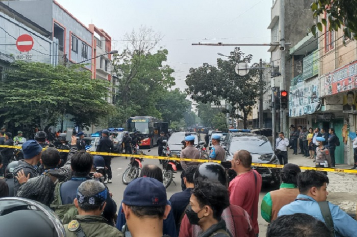 Bom bunuh diri terjadi di Mapolsek Astanaanyar, Bandung Jawa Barat, pelaku diduga naik motor Suzuki Shogun.
