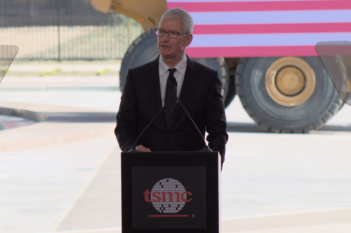 Tim Cook berpidato di fasilitas produksi TSMC Arizona, Amerika Serikat yang tengah dibangun