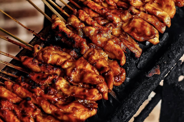 Inilah 7 tempat wisata kuliner di Bogor dengan spesialis sate ayam yang cocok buat makan malam enak. Intip foto menunya.
