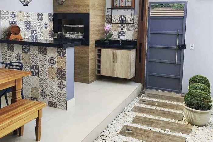 Meja dapur yang sengaja dibuat dari material tak biasa membuat foto desain dapur sederhana makin terlihat mewah.