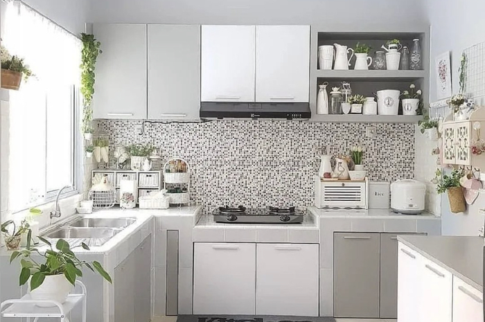 Desain dapur mungil selalu terlihat stylish karena elemen ini. Pantesan aja foto interiornya curi perhatian.
