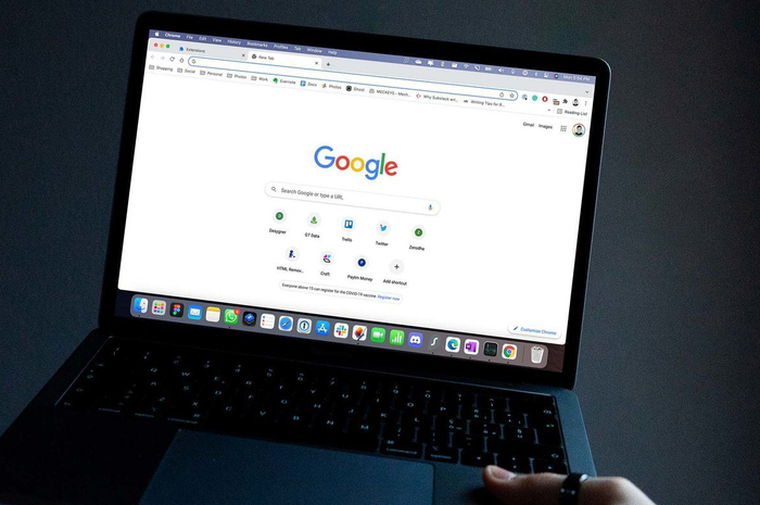 Ilustrasi fitur passkey Google Chrome di perangkat MacBook Air