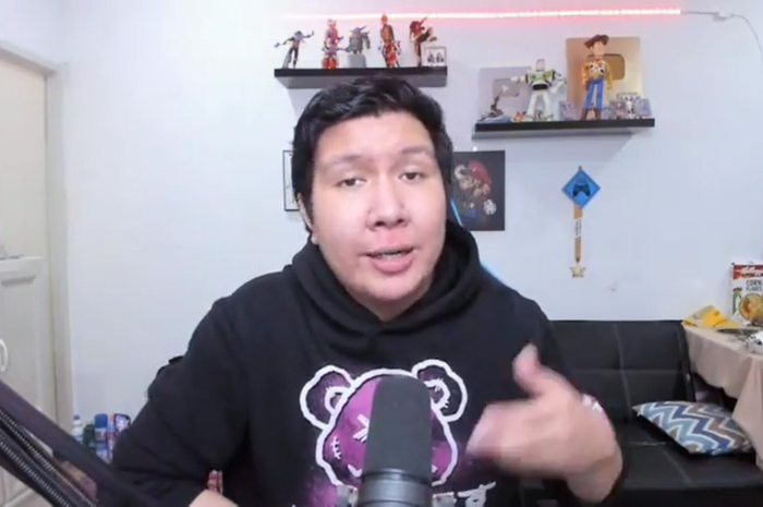 Windah Basudara melakukan live streaming di YouTube