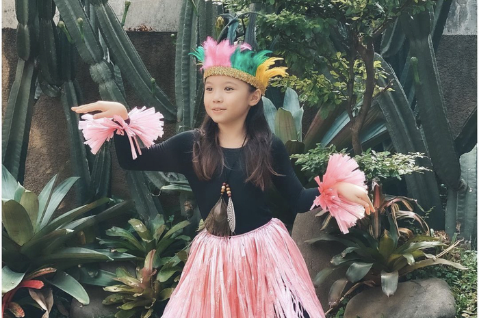 Gisella Anastasia mengaku membebaskan cita-cita Gempi. Foto anak Gading Marten memakai baju adat dikomentari. 