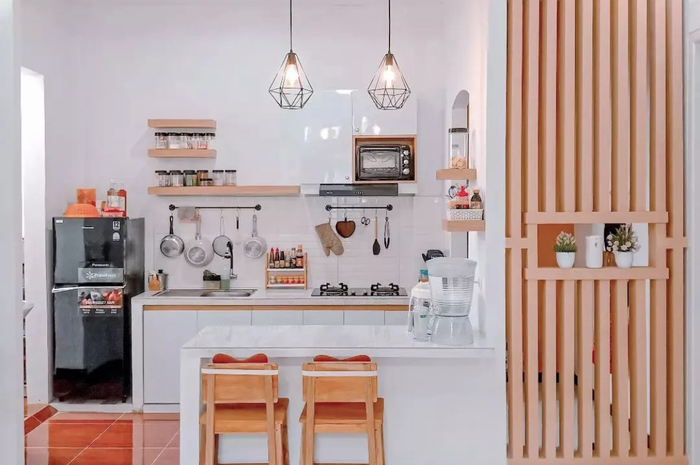 Desain dapur mungil yang makin estetik dengan sentuhan gaya begini bikin enggak nyangka. Foto hasilnya jadi referensi.