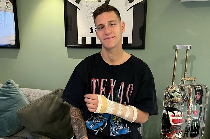 Fabio Quartararo mengalami patah tulang kecil di tangan kiri akibat jatuh latihan motocross, tangan kiri diperban diposting hari Senin (12/12/2022).