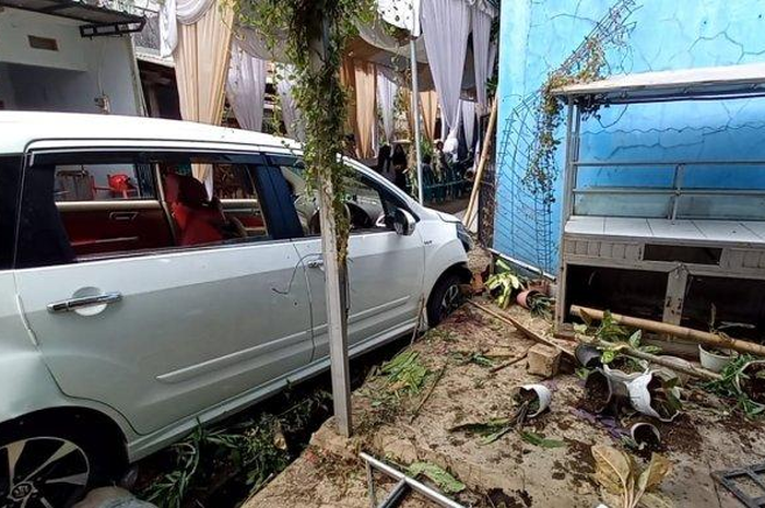 Wanita meninggal lantaran tertabrak mobil sendiri.
