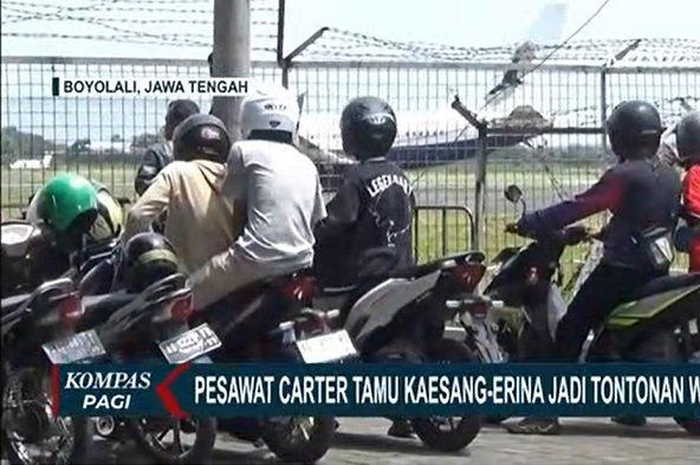 Pemotor sampai melongo, pesawat carter tamu pernikahan Kaesang dengan Erina jadi tontonan warga.