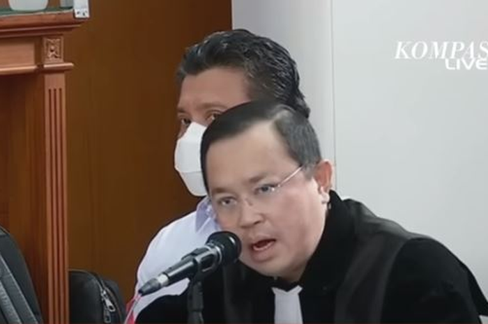 Pengacara Ferdy Sambo, berbicara dengan nada tinggi saat bertanya pada Bharada E